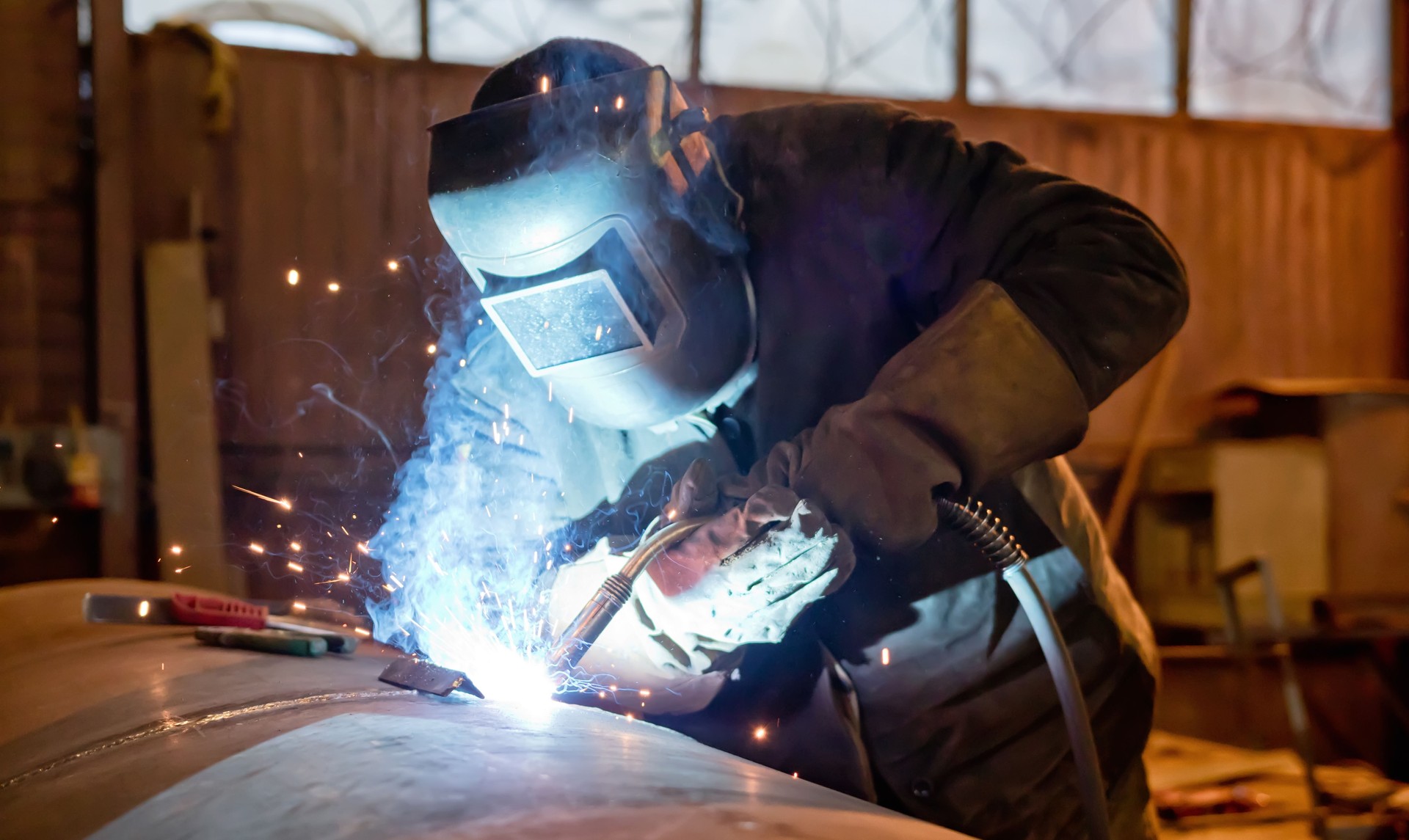 Semi-automatic welding with sparks and smoke pipe welder welding pipe