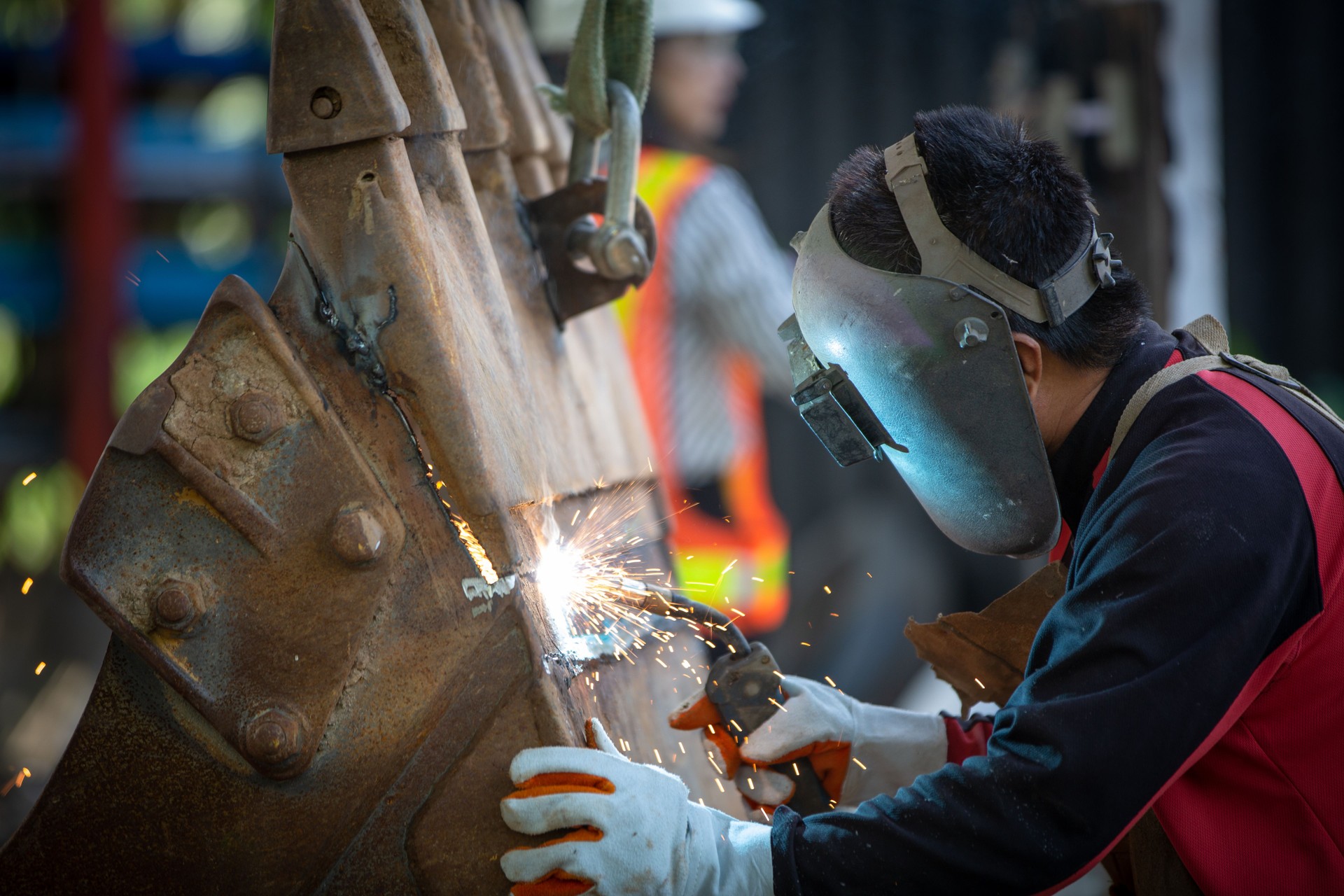 Cutting steel with gas,  gas welding  and oxy-fuel cutting are processes that use fuel gases and oxygen to weld and cut metals, respectively. heavy machine repair welders